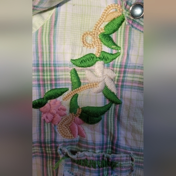 Solitaire Large distressed plaid western embroidered peal button down longsleeve - Picture 3 of 10